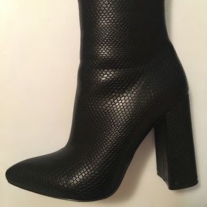 Boohoo black snakeskin pointed booties size 8